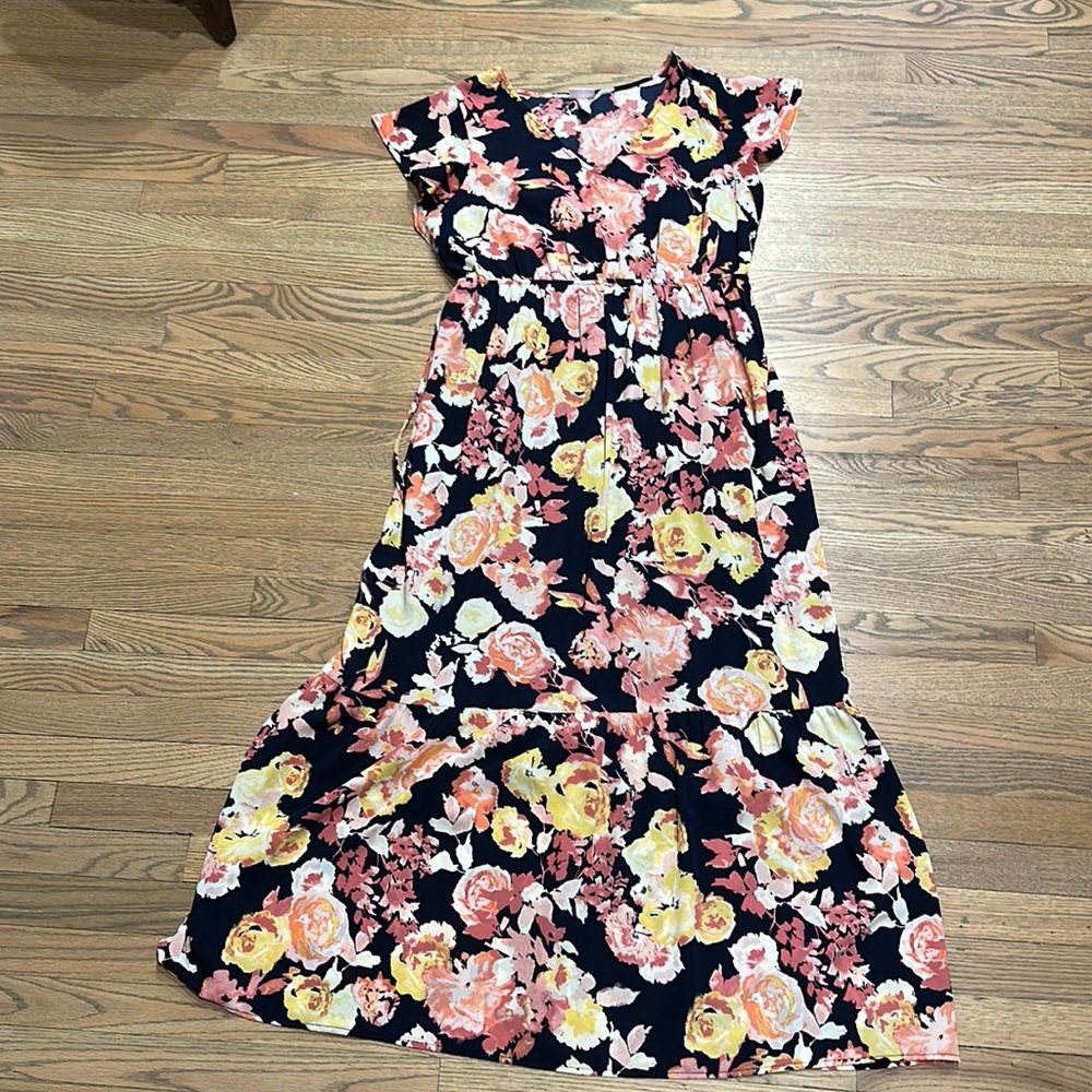 Gorgeous summer maternity dress!